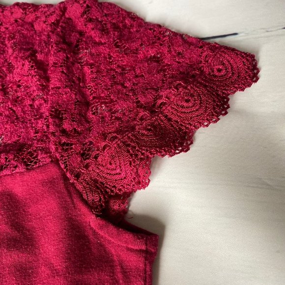 Burgundy Top V-Neck Lace Neck and S Cap Sleeves Sm - Picture 3 of 6